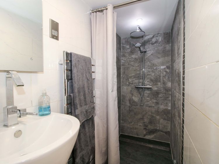 Bathroom at Lime Kiln Keeper’s Cottage